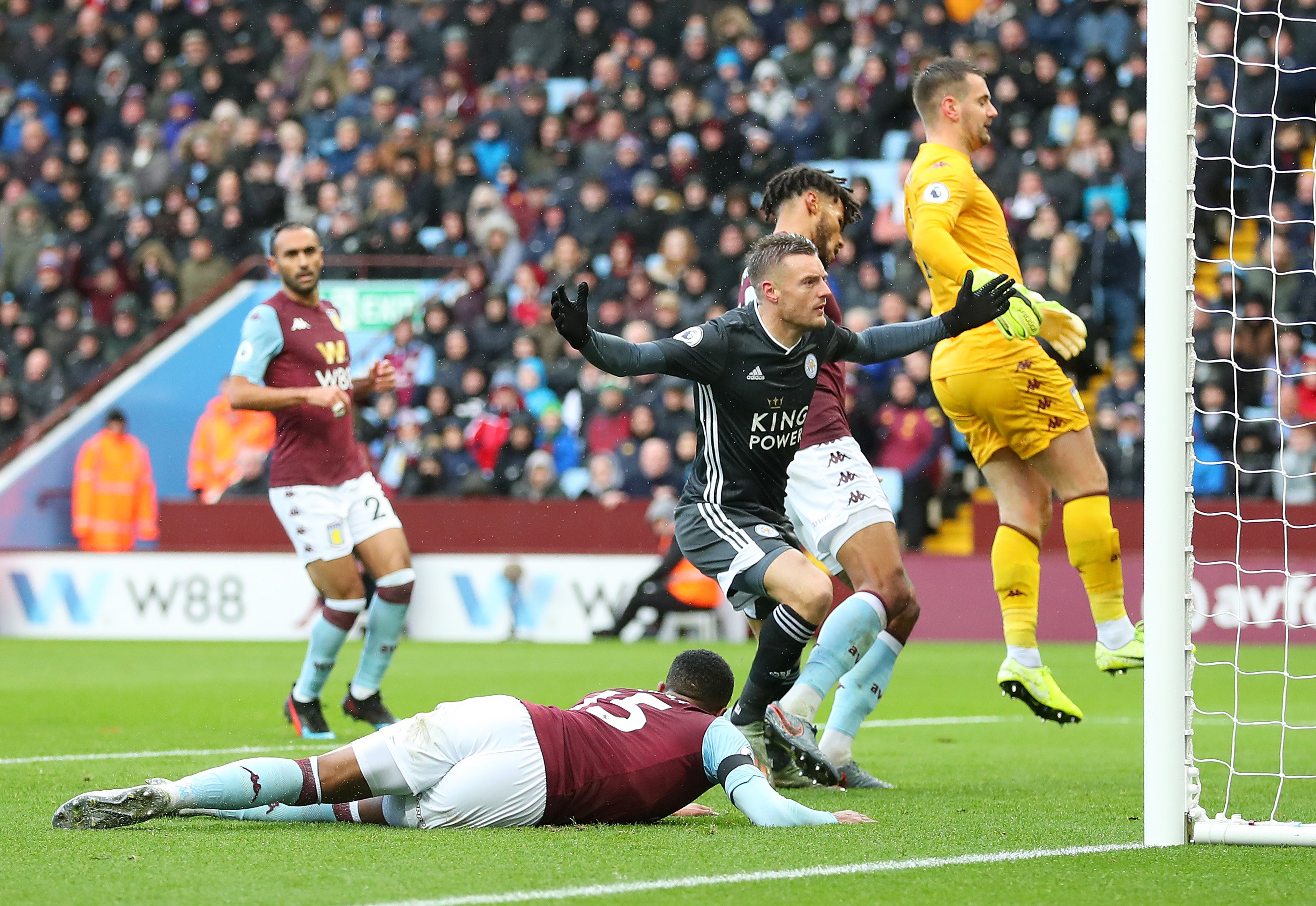 的球迷们陷 的球迷们陷